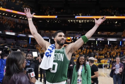 jason tatum celebrating win in the eastern conference finals