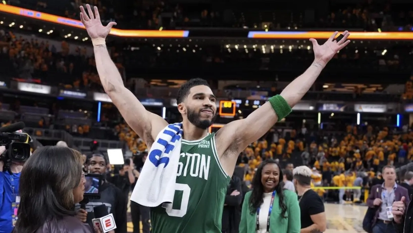 jason tatum celebrating win in the eastern conference finals